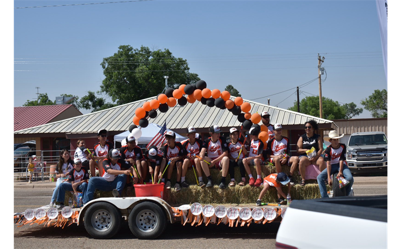 OLD FORT DAYS PARADE (FOXES & OUTLAWS)